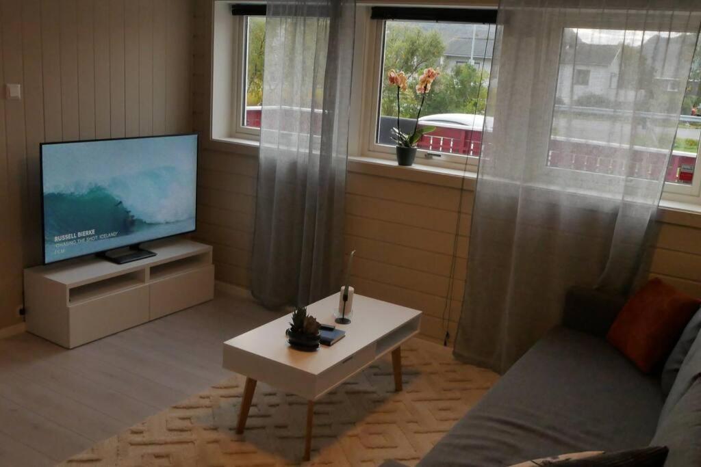 Nyrenovert Leilighet Med Gratis Parkering Leknes Exterior photo